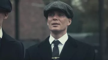La casquette "baker boy" de Thomas Shelby (Cillian Murphy) dans Peaky Blinders S03E03