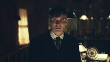 La chemise grise à col blanc de Thomas Shelby (Cillian Murphy) dans Peaky Blinders S03E06