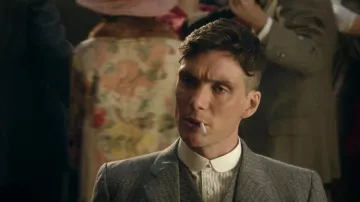 La chemise rayée à col rond blanc de Thomas Shelby (Cillian Murphy) dans Peaky Blinders S01E03