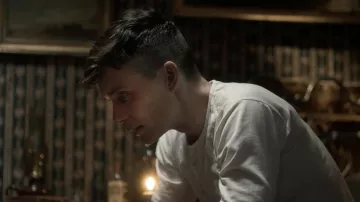 La chemise blanche sans col de Thomas Shelby (Cillian Murphy) dans Peaky Blinders S01E03