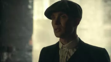 The tweed cap worn by Thomas Shelby (Cillian Murphy) in the series Peaky Blinders (S01E04)