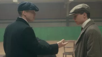 Gorra gavroche azul de Thomas Shelby (Cillian Murphy) en Peaky Blinders S02E03