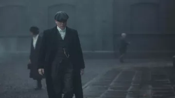 Le costume 3 pièces en tweed gris de Thomas Shelby (Cillian Murphy) dans Peaky Blinders S02E04