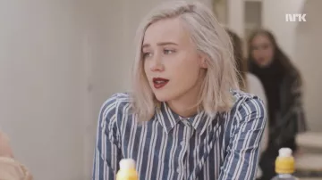 The striped shirt grey Noora Amalie Sætre (Josefine Frida Pettersen) in Skam S02E01