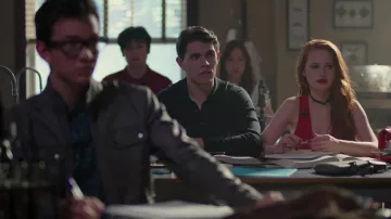 La broche araignée en bakelite de Cheryl Blossom (Madelaine Petsch) dans Riverdale S02E04