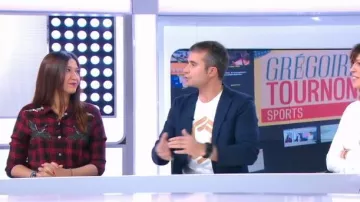 La Chemise rouge à carreaux oiseaux brodés de Anissa Arfaoui dans Télématin du 11/11/2017
