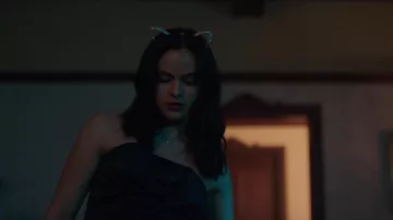The headband cat ears of Veronica Lodge (Camila Mendes) in Riverdale S02E05