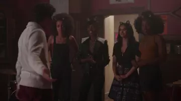 The top yellow H&M, Melody Valentine (Asha Bromfield) in Riverdale S02E05