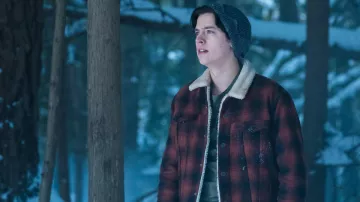 La veste à carreaux rouge et noir de Jughead Jones (Cole Sprouse) dans Riverdale Saison 1 Episode 13