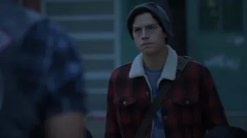 Le blouson à carreaux Levi's rouge et noir de Jughead Jones (Cole Sprouse) dans Riverdale S02E05