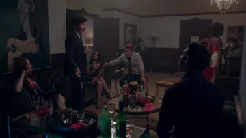 La robe de cocktail Christopher Kane portée par Cheryl Blossom (Madelaine Petsch) dans Riverdale S02E05