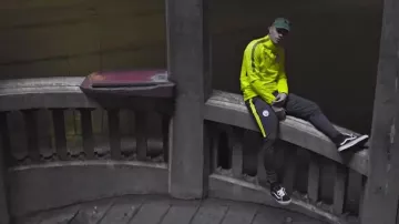 Les chaussures Vans Old Skool noires de Mister V dans son clip Top Album