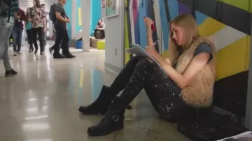 Les boots noires de Maya Matlin (Olivia Scriven) dans Degrassi : Next Class S03E02