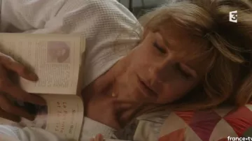 El libro La pesanteur et la grace de Simone Weil de Elisabeth Richard (Florence Pernel) en Crime à Aigues-Mortes