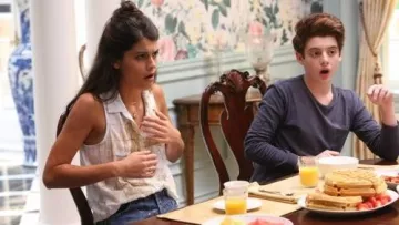 La chemise sans manches de Sabrina Pemberton (Sofia Black D'Elia) dans Very Bad Nanny The Mick S01E02