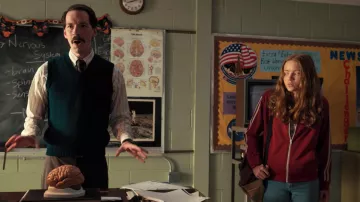 Chaqueta de chándal roja de Max Mayfield (Sadie Sink) en Stranger Things S02E01