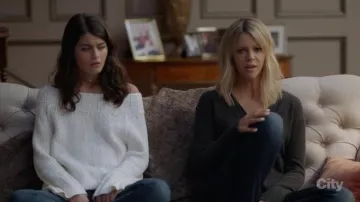 The pull white Sabrina Pemberton (Sofia Black D'elia) in Very bad nanny The Mick S01E05
