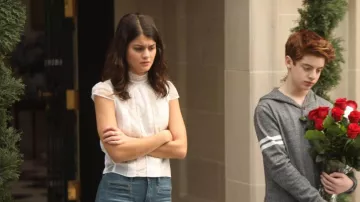 Le top blanc en dentelle de  Sabrina Pemberton (Sofia Black D'Elia) dans Very Bad Nanny The Mick S01E10