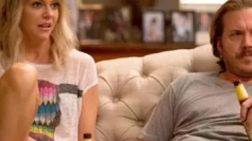 Le t-shirt crane multicolor de Mackenzie Murphy (Kaitlin Olson) dans Very bad Nanny The Mick S01E11