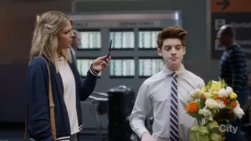 Le blouson bomber marine de  Mackenzie Murphy (Kaitlin Olson) dans Very bad Nanny The Meck S01E12