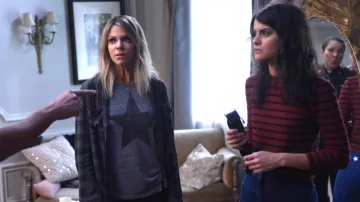 The sweater striped Sabrina Pemberton (Sofia Black D'elia) in Very bad Nanny The Mick S01E13