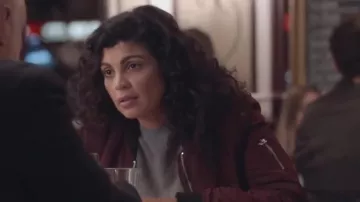 Le bomber bordeaux Schott de Lila (Nawell Madani) dans C'est tout pour moi !