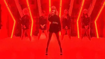 Les bottes Prada de Taylor Swift durant son live de Ready For It sur Saturday Night Live