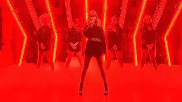 Les bottes Prada de Taylor Swift durant son live de Ready For It sur Saturday Night Live