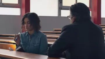 Camisa vaquera descolorida de Neïla (Camélia Jordana) en Le Brio