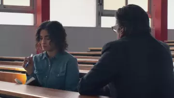 The denim shirt washed out at pressures of Neïla (Camélia Jordana) in The Brio