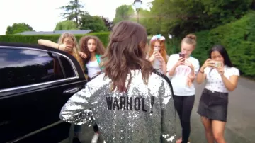 ¡El bombardero plateado Warhol! por Carla en el videoclip The Best of the 2