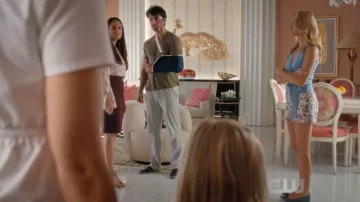 Le short à fleurs J. Crew de Petra Solano (Yael Grobglas) dans Jane The Virgin S04E05