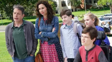 Diane von Furstenberg imprimé Floral Soie Chemisier porté par Maya Dimeo (Minnie Driver) comme on le voit dans la Saison 1 sans Voix