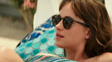 The pair of sunglasses Ray-Ban of Anastasia Steele (Dakota Johnson) in Fifty shades lighter