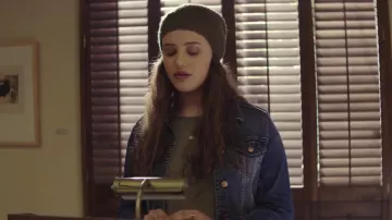 La gorra de malla marrón de Hannah Baker (Katherine Langford) en 13 Reasons Why S01E03