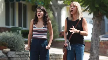 The top striped Sabrina Pemberton (Sofia Black D'elia) in Very bad Nanny The Mick S02E01