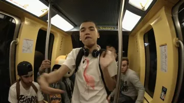 Le t-shirt Flamant rose de Oli dans le clip Gangsta de Bigflo & Oli