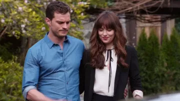 The top with a knot of Anastasia Steele (Dakota Johnson) in Fifty shades lighter