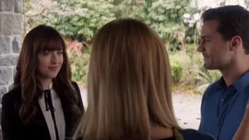 The blouse with a knot of Anastasia Steele (Dakota Johnson) in Fifty shades lighter