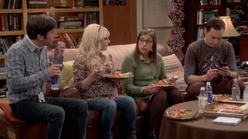 La túnica de flores de Daniel Rainn de Bernadette Rostenkowski (Melissa Rauch) en The Big Bang Theory S11E06