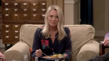 Penny Hofstadter 's (Kaley Cuoco) Dark Blue Flower Blouse Joy en The Big Bang Theory S11E06