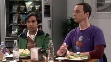 The t-shirt violet 'The spaceman's trip' Design By Humans of Sheldon Cooper (Jim Parsons) in The Big bang THoery S11E07