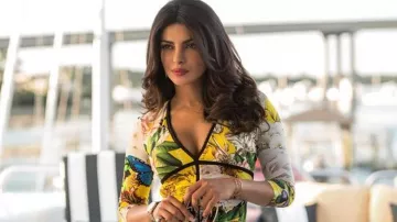 Roberto Cavalli à Volants imprimé Floral Robe portée par Victoria Leeds (Priyanka Chopra) comme on le voit dans alerte à malibu