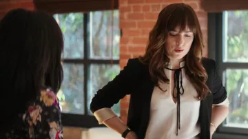 The blouse / top of Anastasia Steele (Dakota Johnson) in Fifty shades lighter