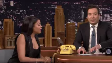 El teléfono retro amarillo en el escritorio de Jimmy Fallon en The Tonight Show Starring Jimmy Fallon