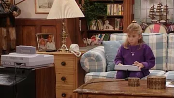 The console Super Nintendo that plays Michelle (Mary-Kate and Ashley Olsen) in the feast in The house S08E09