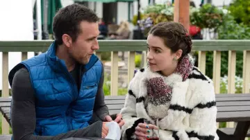 The coat of fur of Lou Clark (Emilia Clarke) in Before You