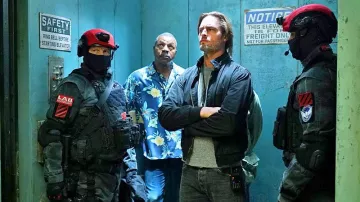 La lampe torche sur le casque des soldats dans Colony S01E04