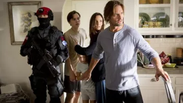 La lampe à led sur le casque connecté des soldats dans Colony S01E01
