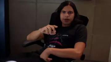 Le T-shirt 1957: Sputnik 1 de Cisco Ramon (Carlos Valdés) dans The Flash S04E06